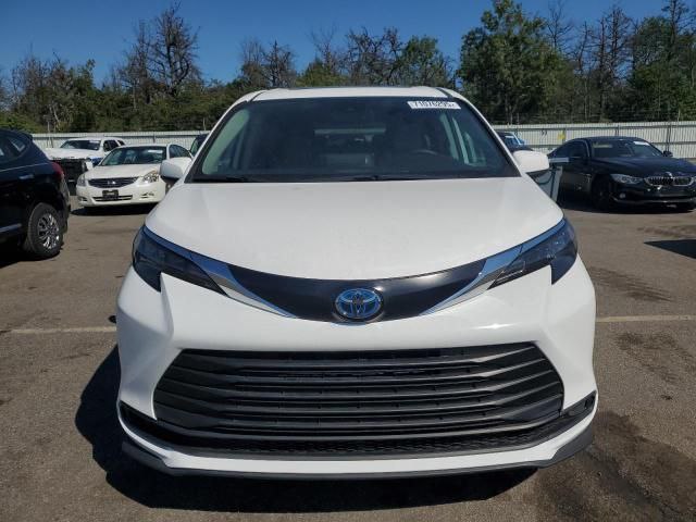 Toyota Sienna LE  SUV